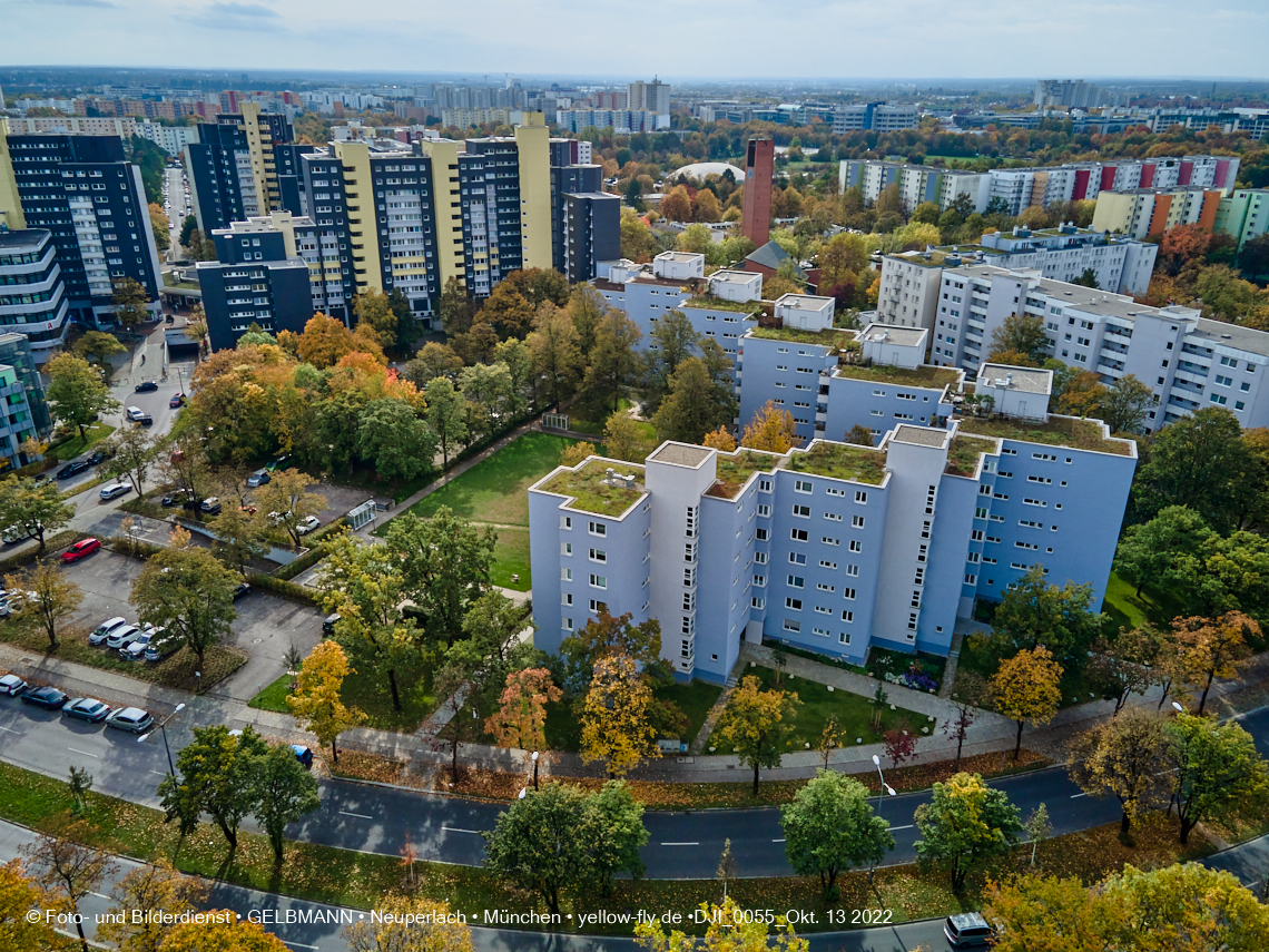 13.10.2022 - Das Marx-Zentrum und Wohnanlage Karl-Marx-Ring 52-62 in Neuperlach